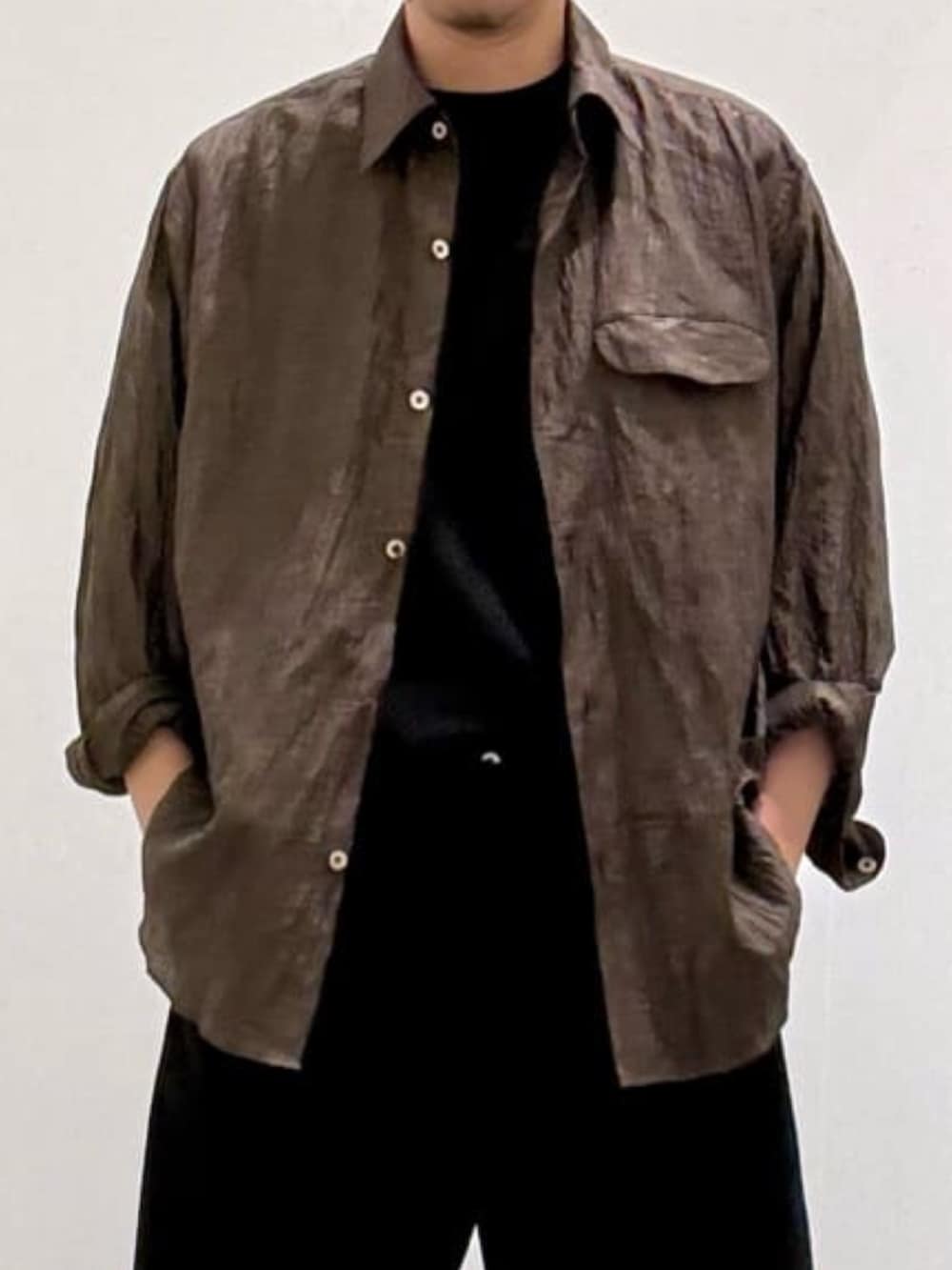 ブラック系のその他パンツ、ブラウン系のシャツ/ブラウス、ブラック系のTシャツ/カットソーを着用したメンズの夏コーディネートの4枚目の写真