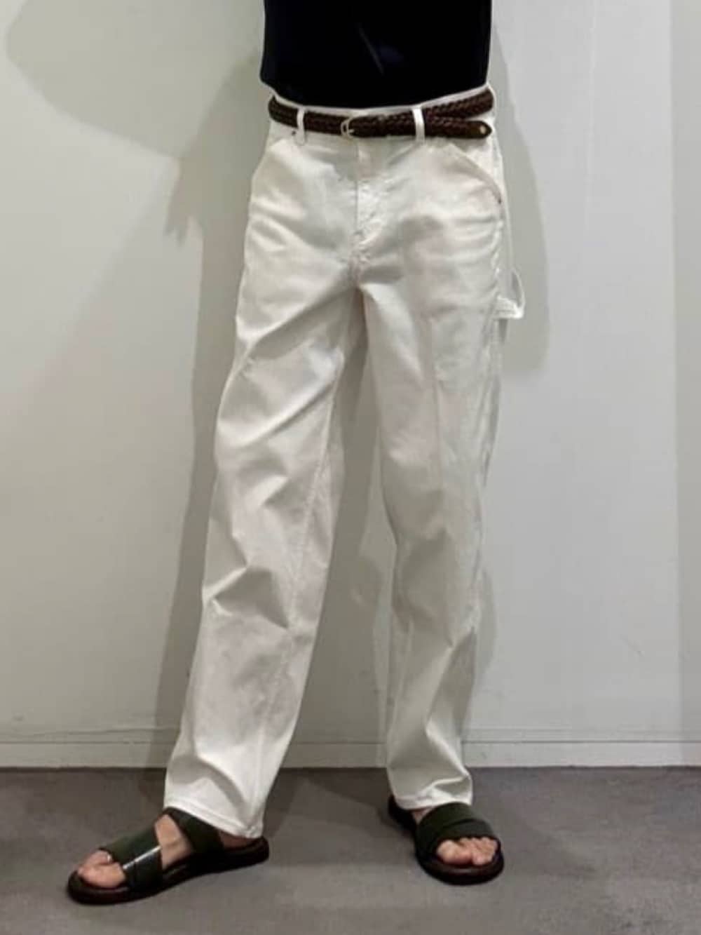 グリーン系のサンダル、ブラック系のTシャツ/カットソー、ブルー系のシャツ/ブラウスを着用したメンズの夏コーディネートの8枚目の写真