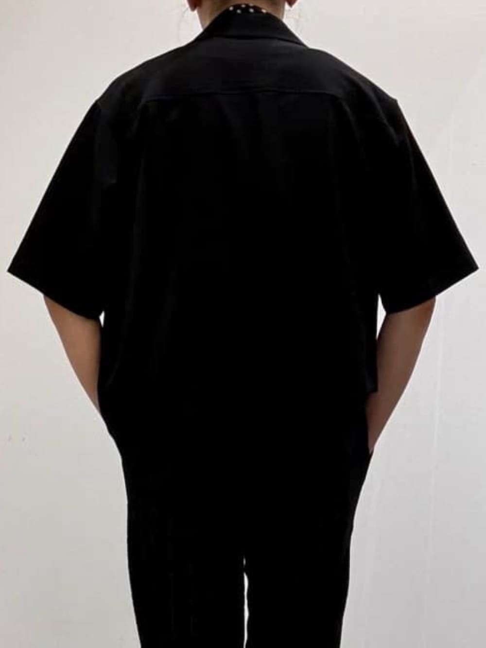 ブラック系のスラックス、ブラック系のサンダル、ブラック系のシャツ/ブラウスを着用したメンズの夏コーディネートの6枚目の写真