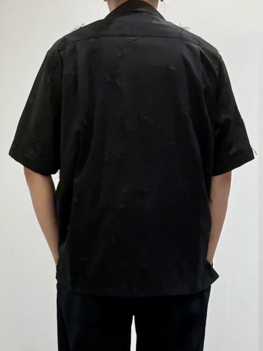 ブラック系のシャツ/ブラウス、ブラック系のTシャツ/カットソー、ブラック系のスラックスを着用したメンズの夏コーディネートの6枚目の写真