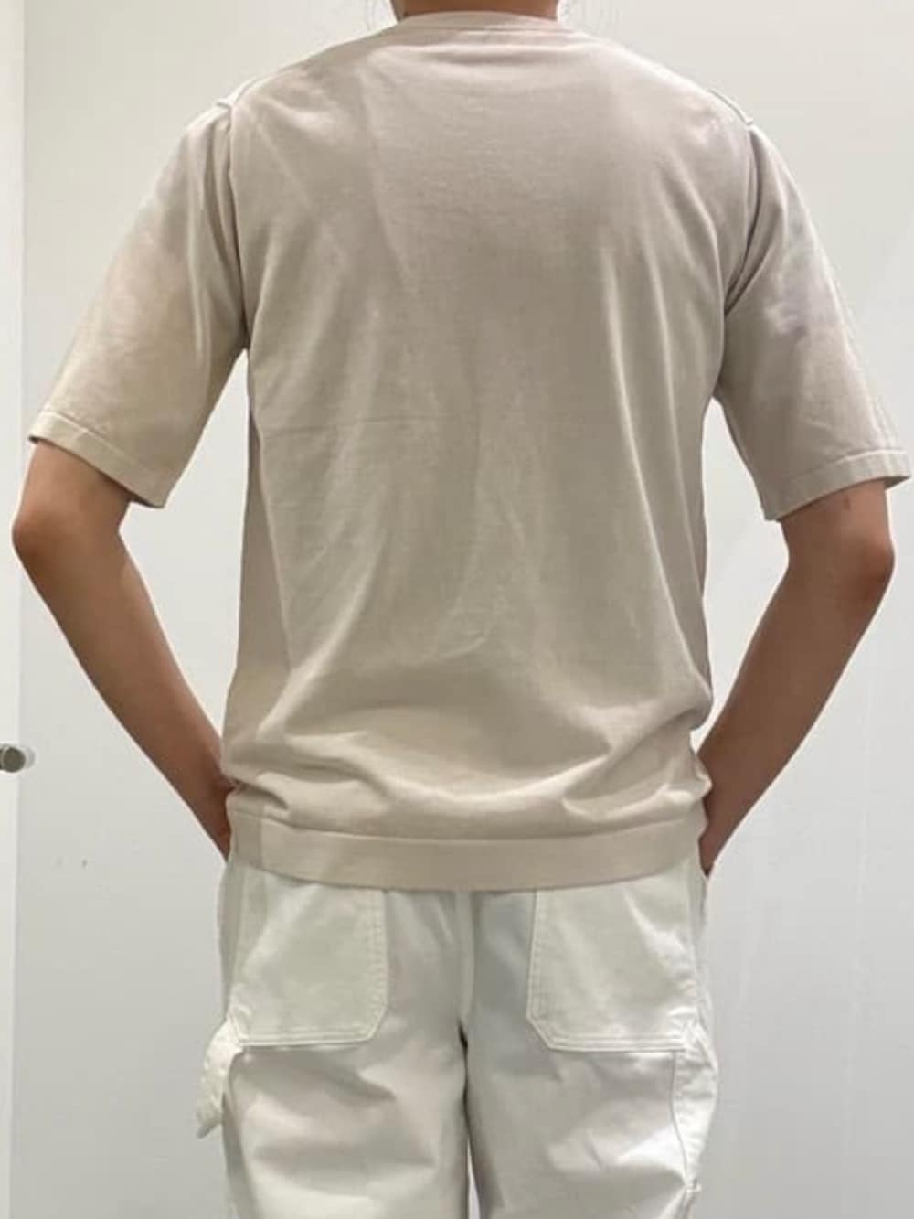 ブラック系のドレスシューズ、ホワイト系のデニムパンツ、ベージュ系のニット/セーターを着用したメンズの春コーディネートの9枚目の写真