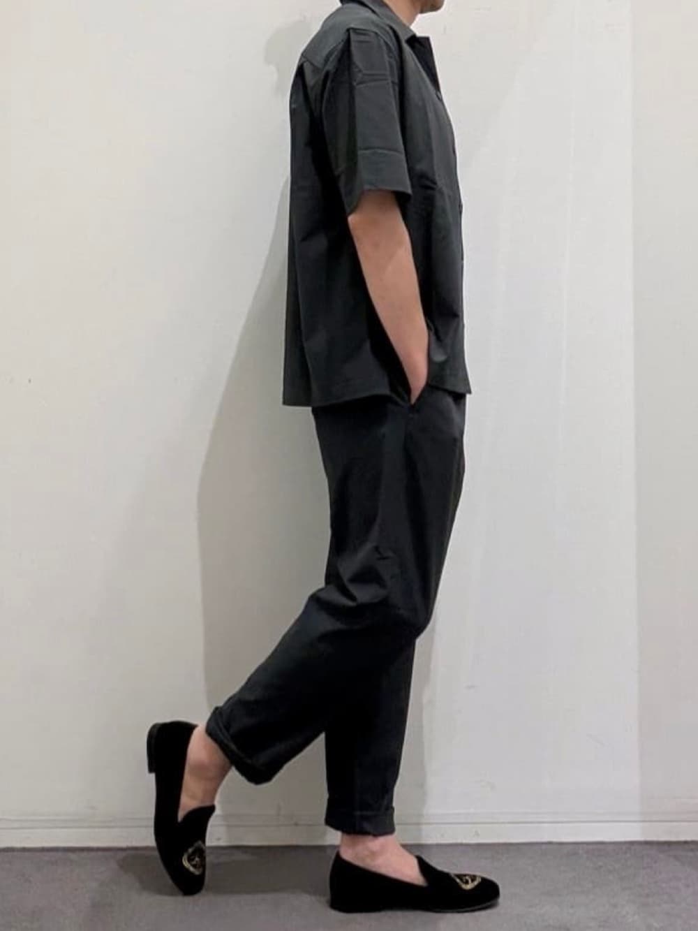 ブラック系のドレスシューズ、グレー系のスラックス、グレー系のシャツ/ブラウスを着用したメンズの夏コーディネートの2枚目の写真