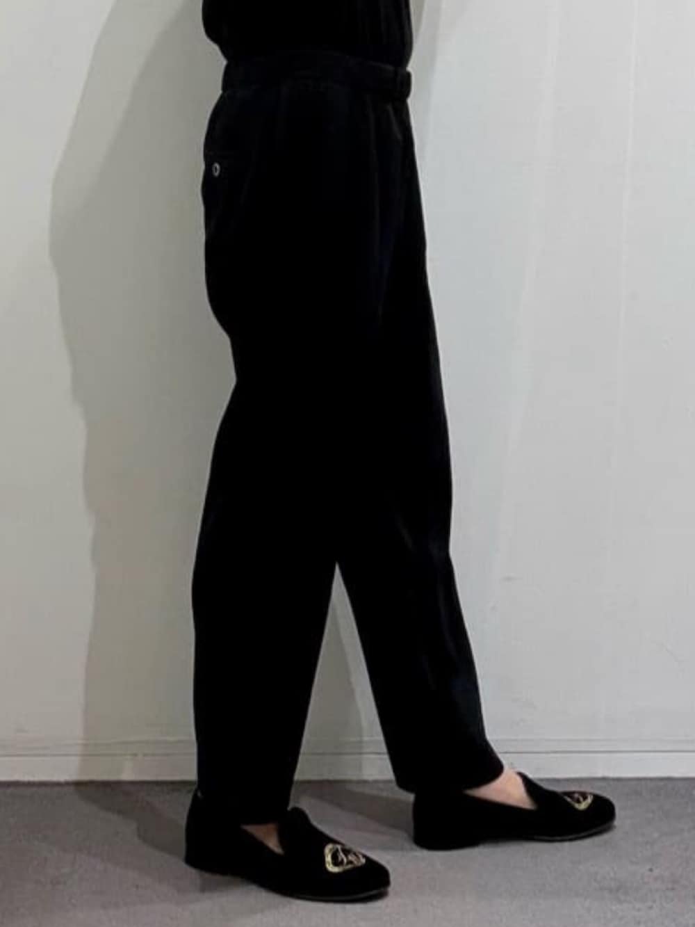 ブラック系のシャツ/ブラウス、ブラック系のTシャツ/カットソー、ブラック系のスラックスを着用したメンズの夏コーディネートの10枚目の写真