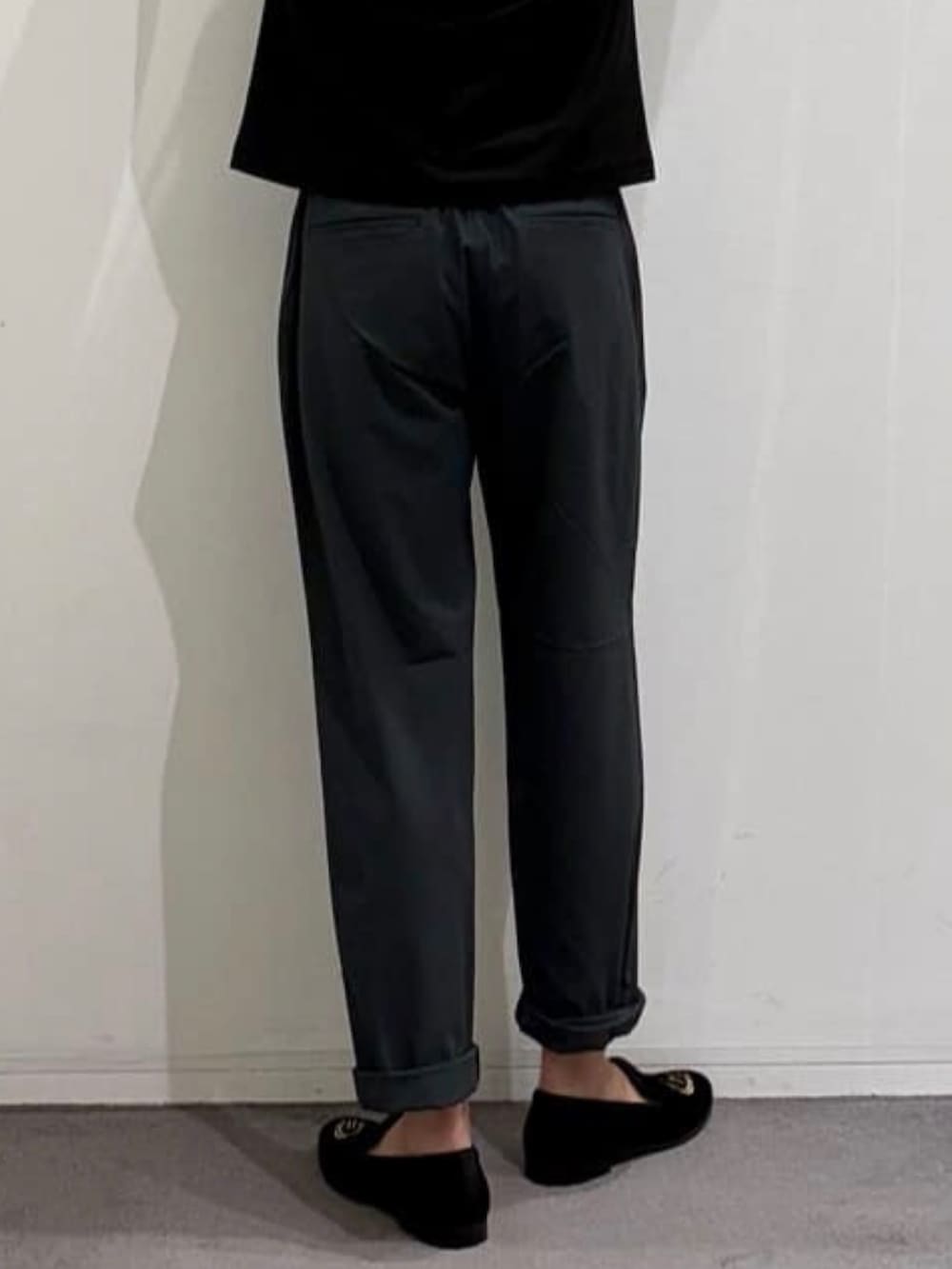 ブラック系のドレスシューズ、グレー系のスラックス、グレー系のシャツ/ブラウスを着用したメンズの夏コーディネートの10枚目の写真
