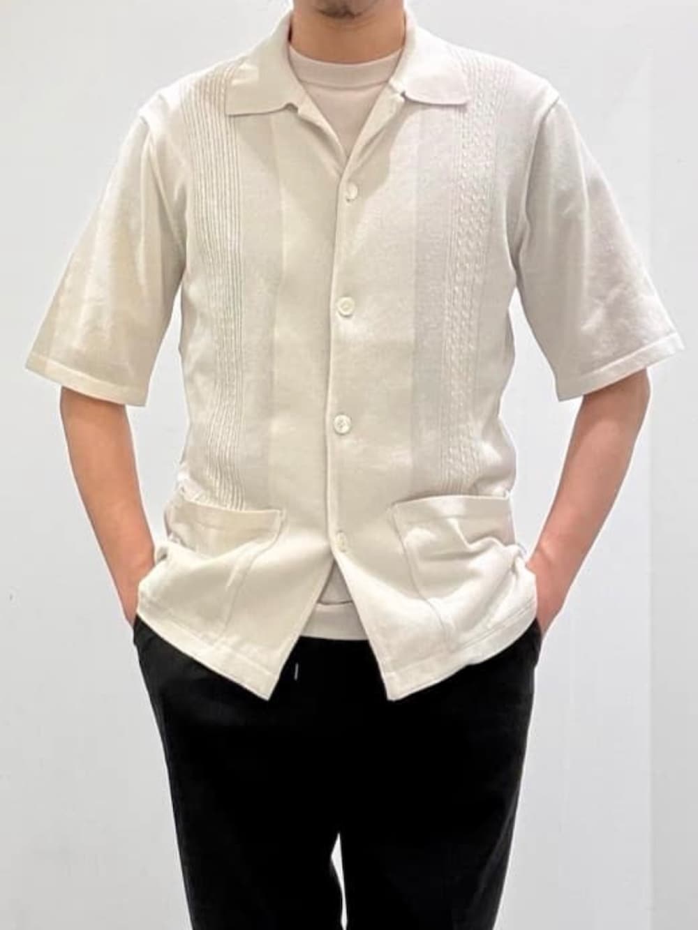 ホワイト系のシャツ/ブラウス、ベージュ系のニット/セーター、ブラック系のスラックスを着用したメンズの夏コーディネートの5枚目の写真