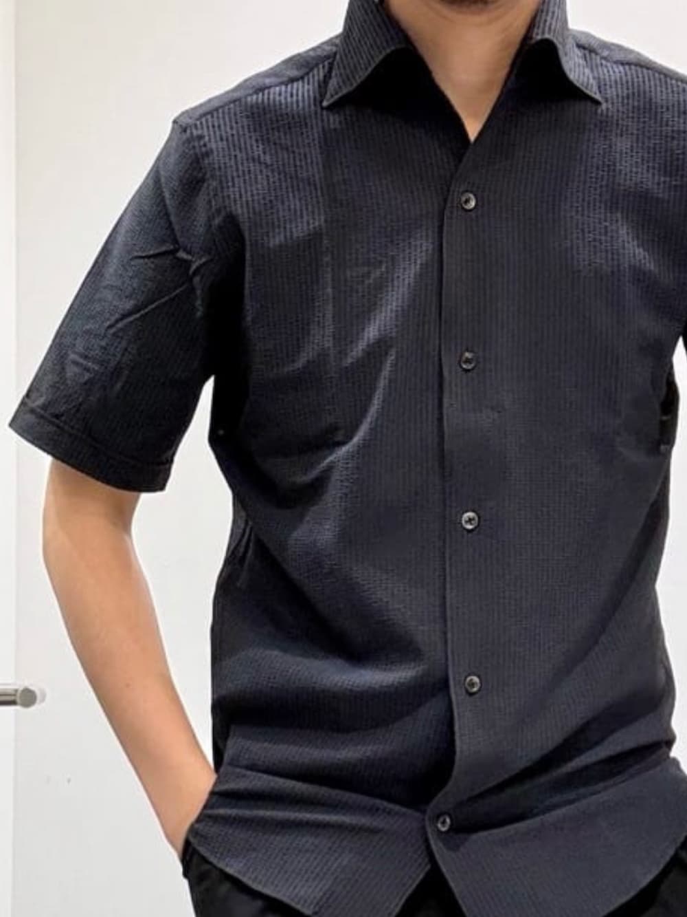 グレー系のシャツ/ブラウス、ブラック系のスラックス、ブラック系のサンダルを着用したメンズの夏コーディネートの7枚目の写真