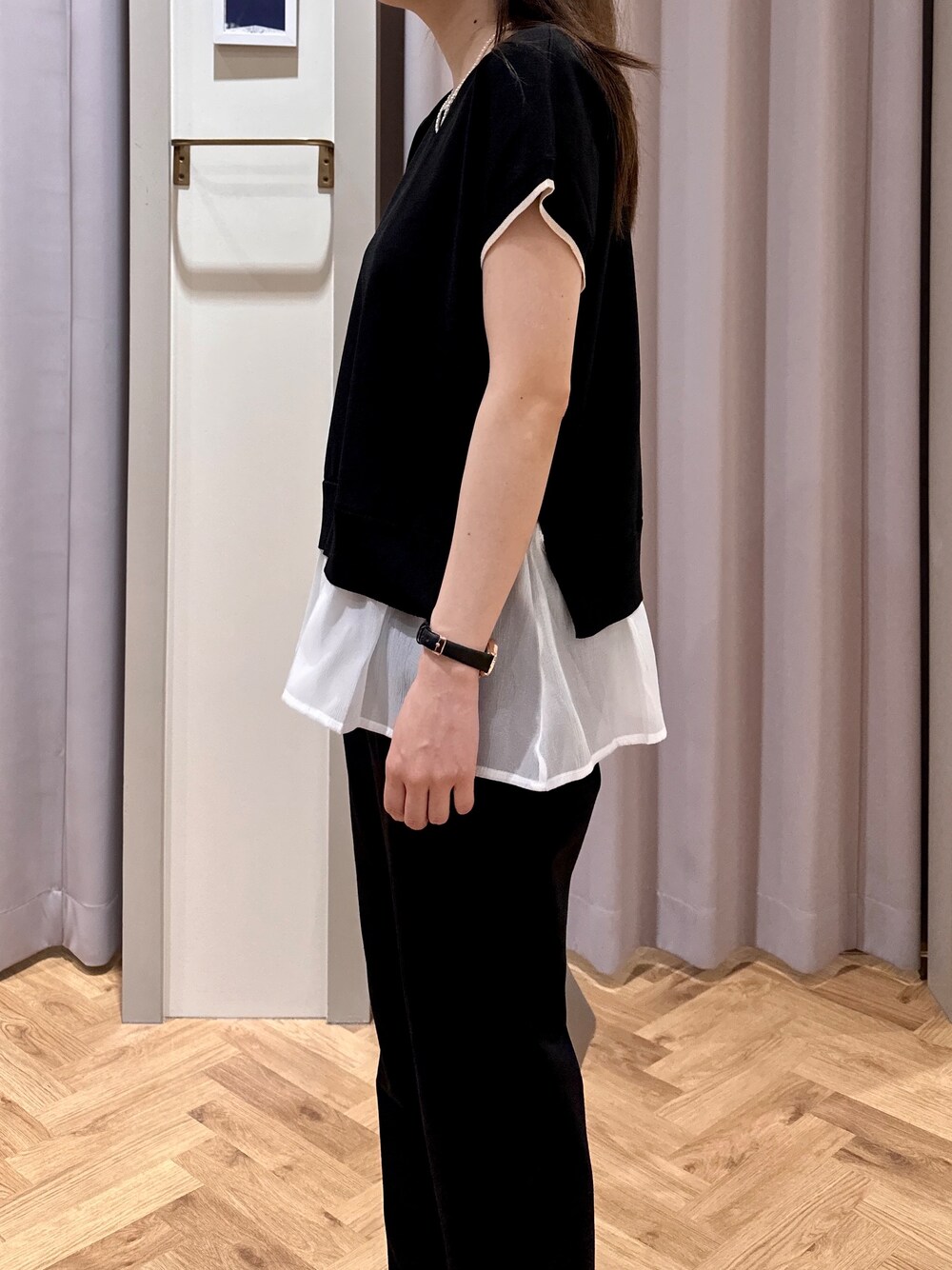 ブラック系のニット/セーター、ブラック系のその他パンツ、シルバー系のショルダーバッグを着用したレディースの夏コーディネートの7枚目の写真