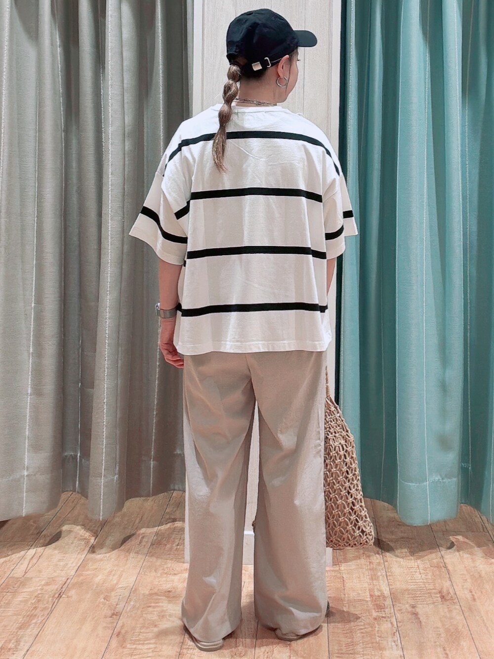 ブラック系のTシャツ/カットソー、ベージュ系のその他パンツ、ブラウン系のサンダルを着用したレディースの春コーディネートの3枚目の写真