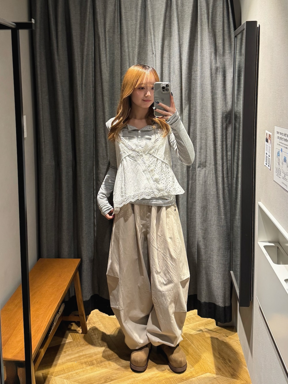 ホワイト系のキャミソール、グレー系のTシャツ/カットソー、ベージュ系のその他パンツを着用したレディースの春コーディネートの2枚目の写真