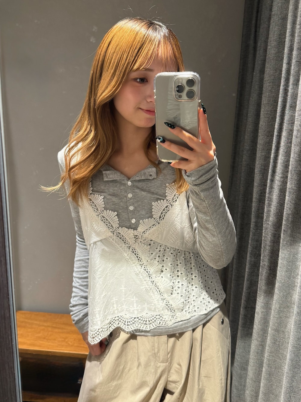ホワイト系のキャミソール、グレー系のTシャツ/カットソー、ベージュ系のその他パンツを着用したレディースの春コーディネートの3枚目の写真