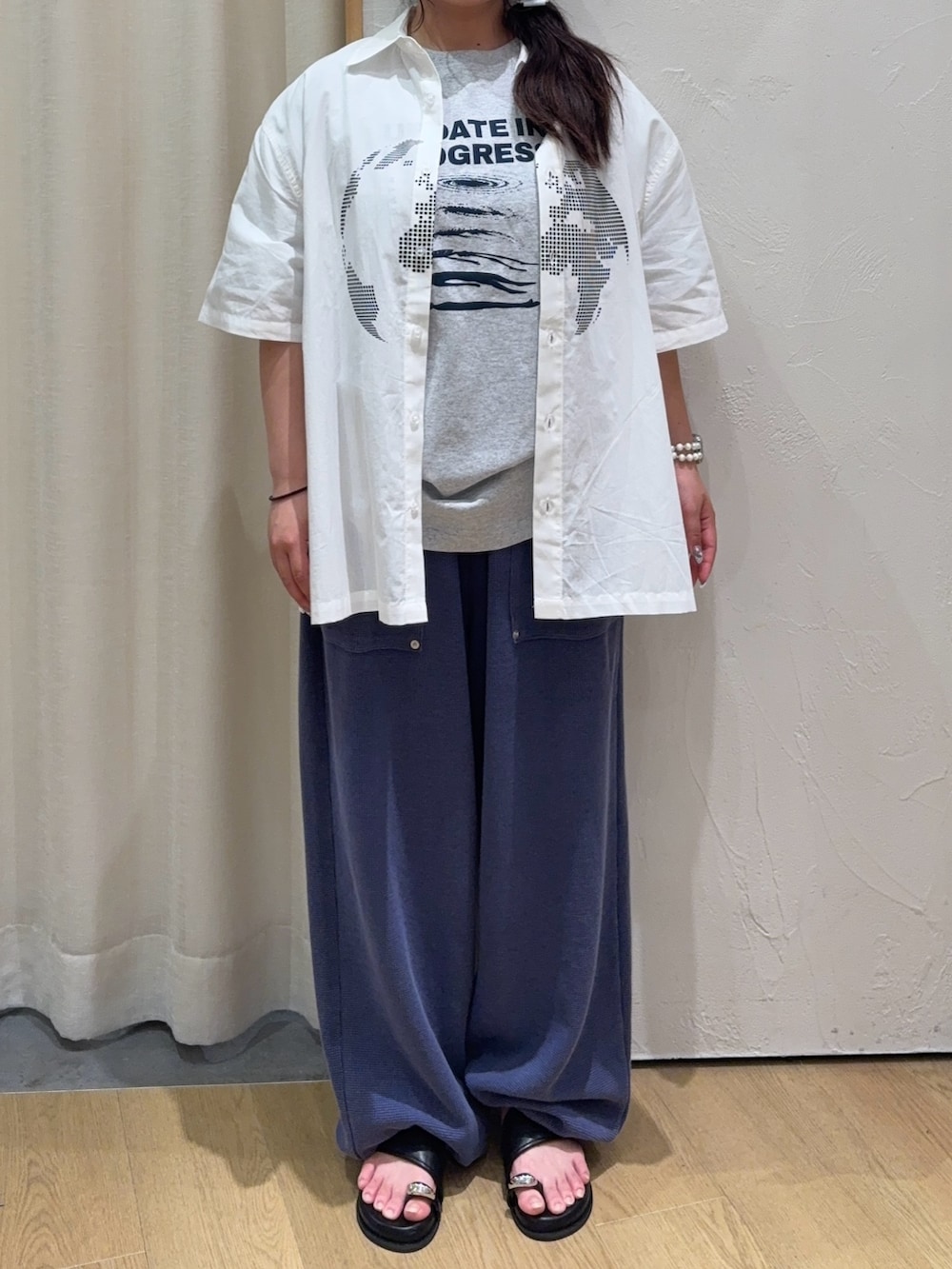 ホワイト系のシャツ/ブラウス、グレー系のTシャツ/カットソー、ブルー系のスウェットパンツを着用したレディースの夏コーディネートの3枚目の写真