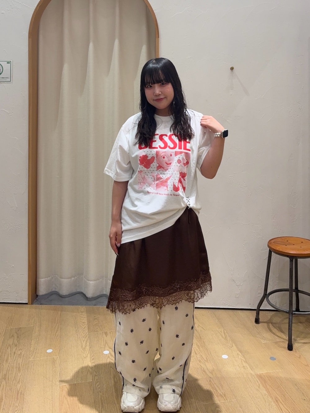 ホワイト系のその他パンツ、ブラウン系のスカート、ホワイト系のTシャツ/カットソーを着用したレディースの夏コーディネートの2枚目の写真