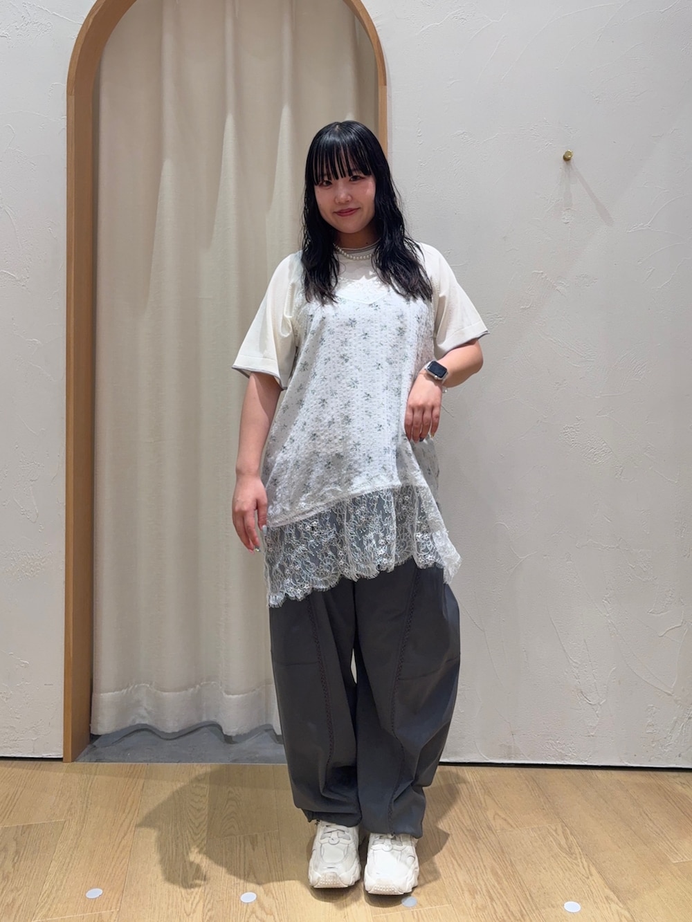 ホワイト系のニット/セーター、ホワイト系のチュニック、グレー系のその他パンツを着用したレディースの夏コーディネートの2枚目の写真