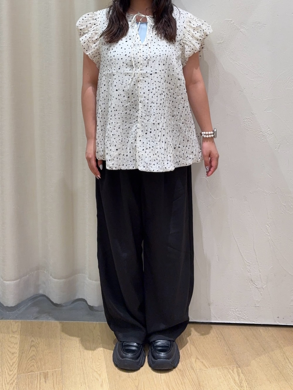 ホワイト系のシャツ/ブラウス、ブラック系のその他パンツ、ブルー系のタンクトップを着用したレディースの夏コーディネートの3枚目の写真