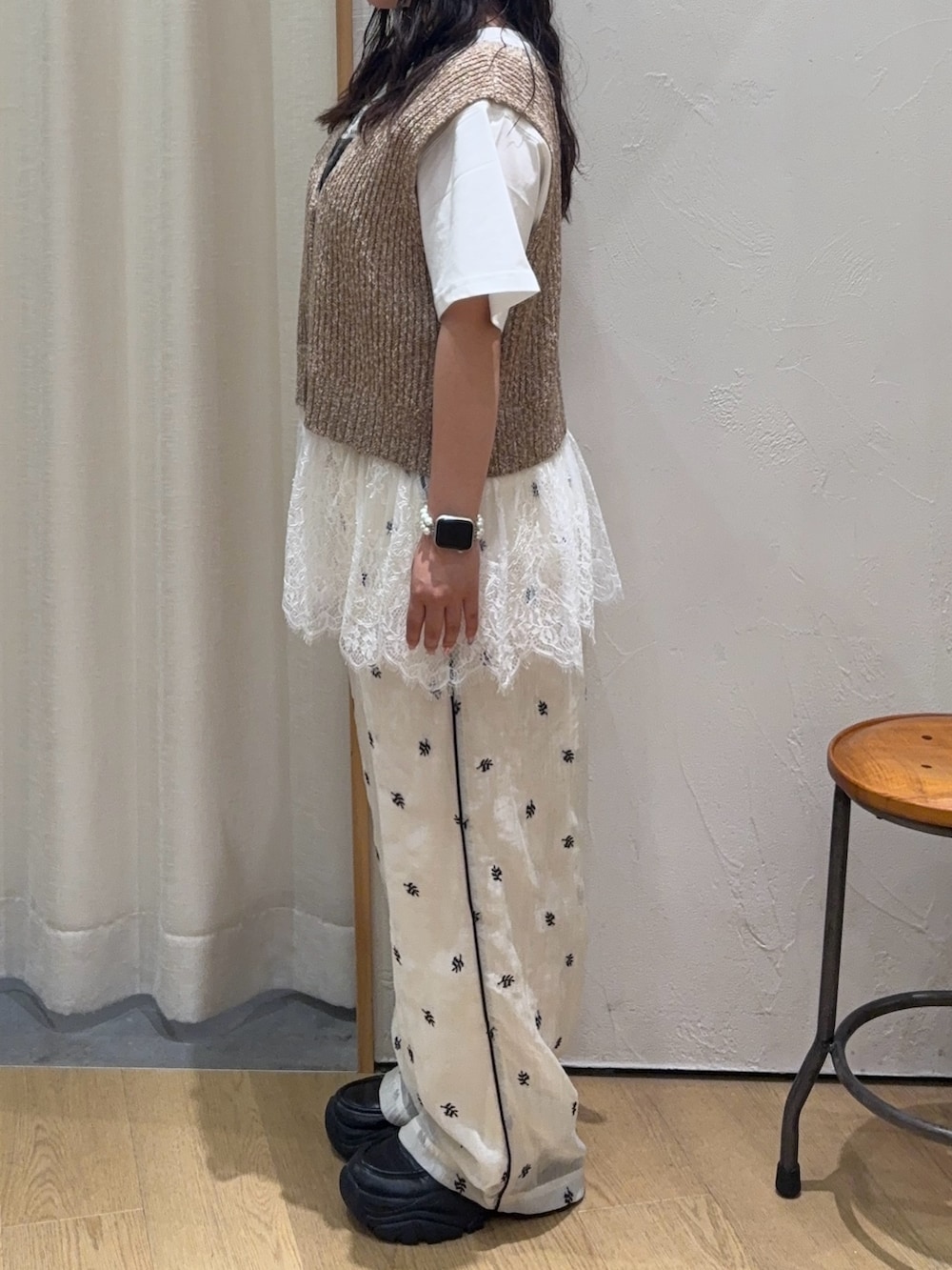 ホワイト系のTシャツ/カットソー、ベージュ系のベスト、ホワイト系のその他パンツを着用したレディースの夏コーディネートの4枚目の写真