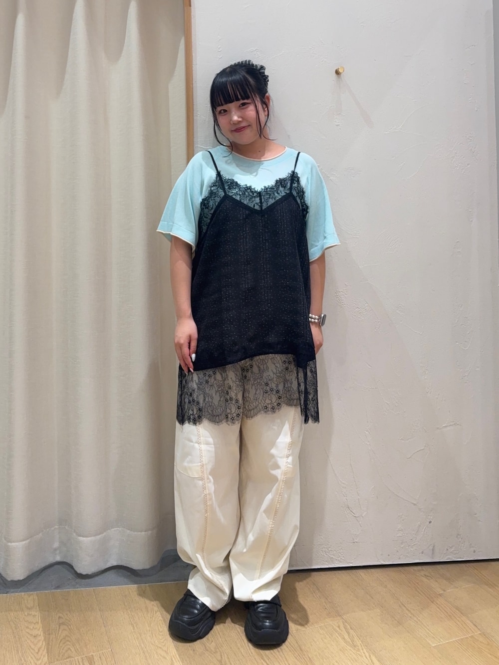 ブルー系のニット/セーター、ブラック系のチュニック、ホワイト系のその他パンツを着用したレディースの夏コーディネートの2枚目の写真