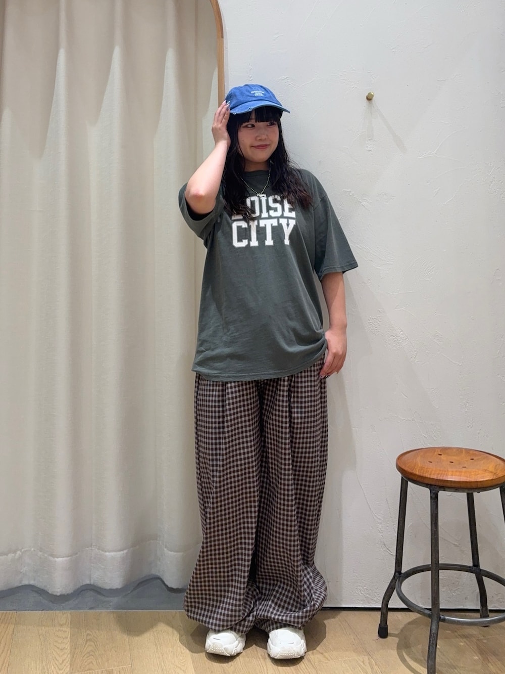 グリーン系のTシャツ/カットソー、ブラウン系のその他パンツ、ブルー系のキャップを着用したレディースの夏コーディネートの2枚目の写真