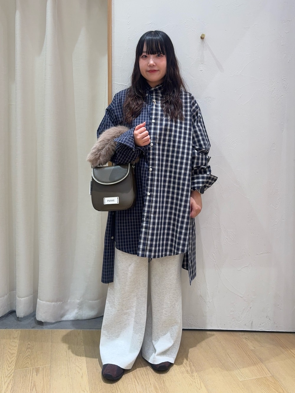 ブルー系のシャツ/ブラウス、グリーン系のショルダーバッグ、グレー系のその他パンツを着用したレディースの秋コーディネートの2枚目の写真