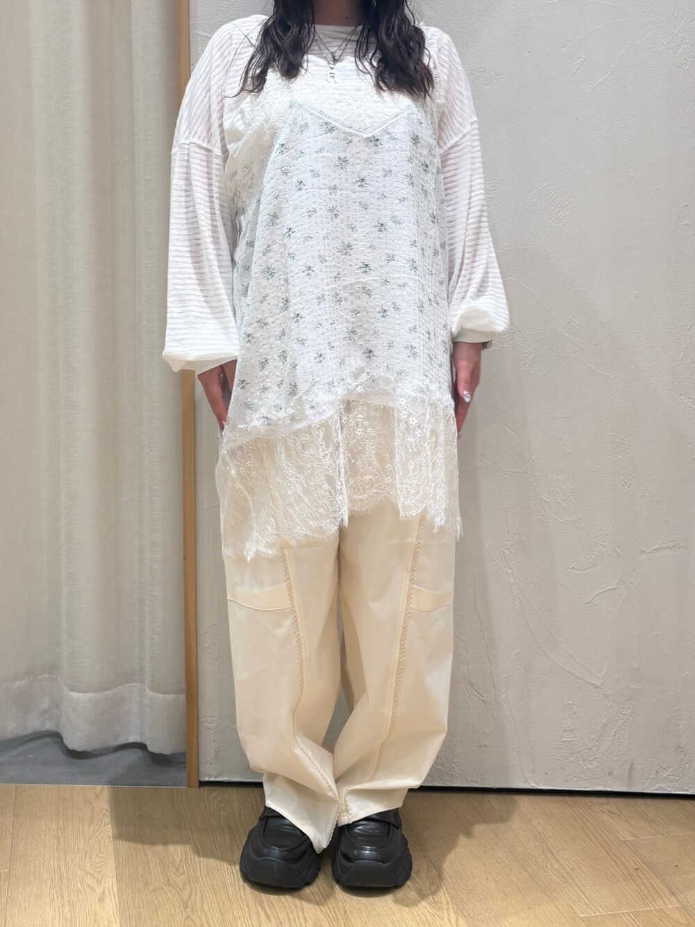 ホワイト系のTシャツ/カットソー、ホワイト系のチュニック、ホワイト系のその他パンツを着用したレディースの夏コーディネートの3枚目の写真