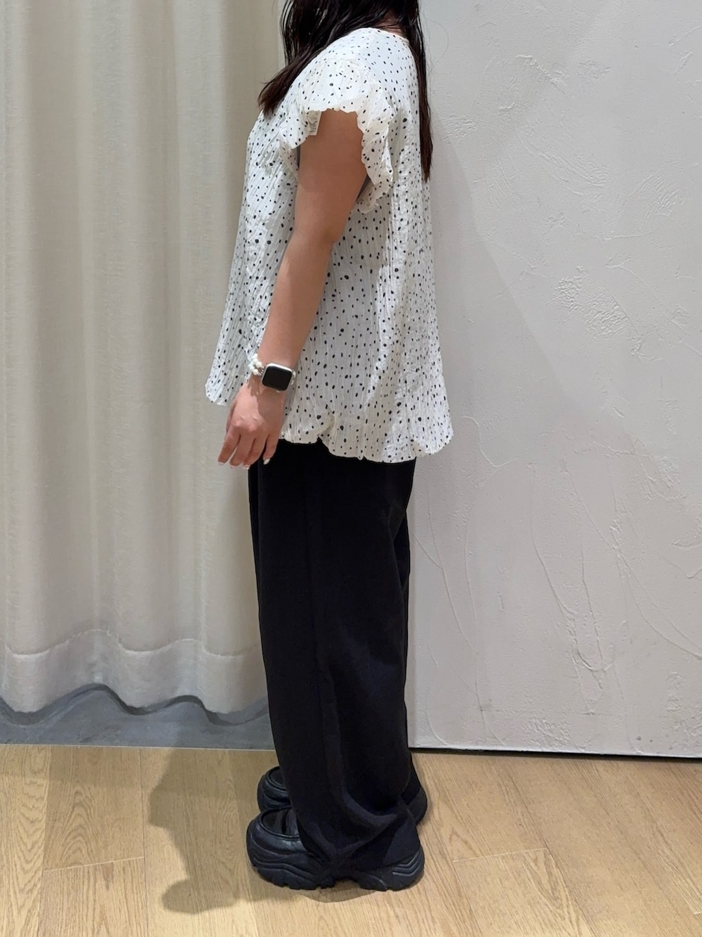 ホワイト系のシャツ/ブラウス、ブラック系のその他パンツ、ブルー系のタンクトップを着用したレディースの夏コーディネートの4枚目の写真