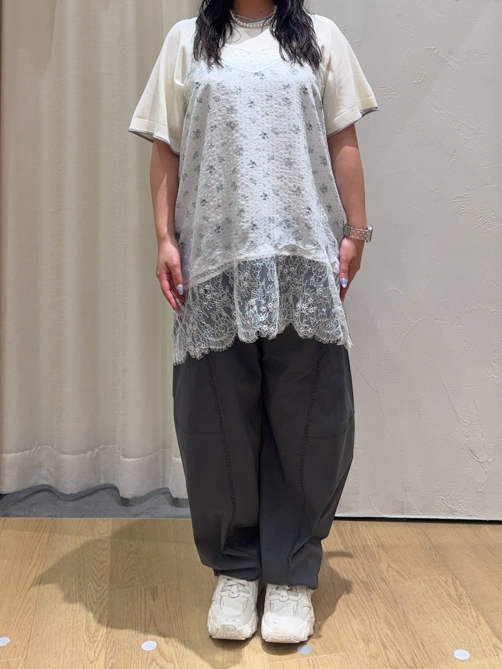 ホワイト系のニット/セーター、ホワイト系のチュニック、グレー系のその他パンツを着用したレディースの夏コーディネートの3枚目の写真