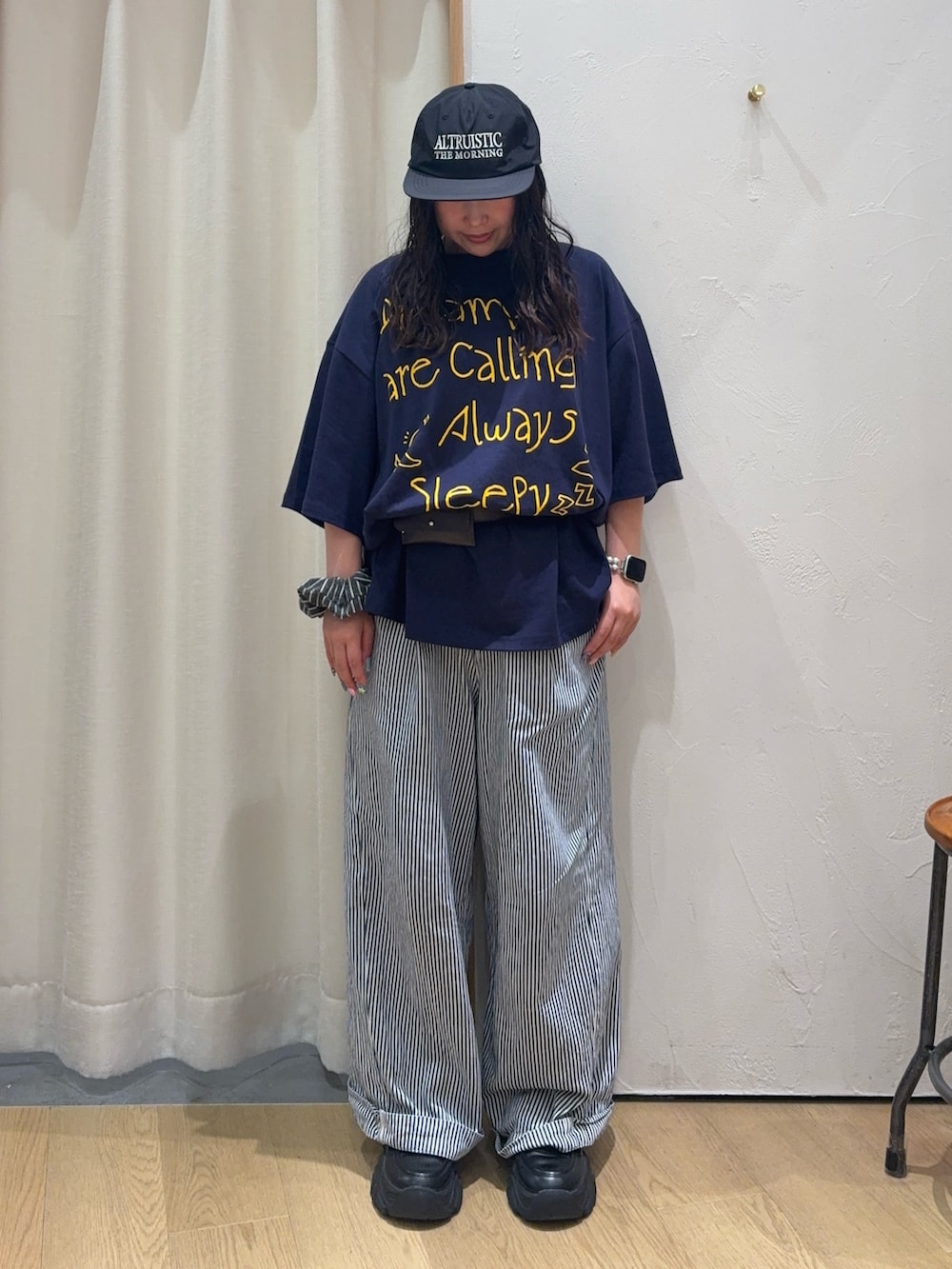 ブルー系のTシャツ/カットソー、ブルー系のデニムパンツ、ブラック系のキャップを着用したレディースの夏コーディネートの2枚目の写真