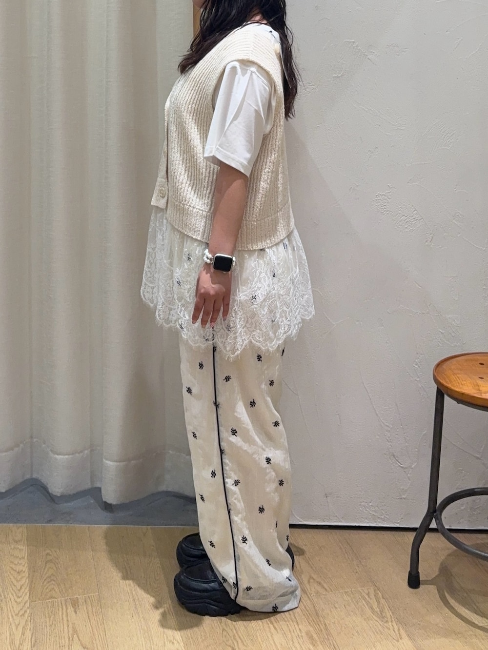 ホワイト系のTシャツ/カットソー、ホワイト系のベスト、ホワイト系のその他パンツを着用したレディースの夏コーディネートの4枚目の写真