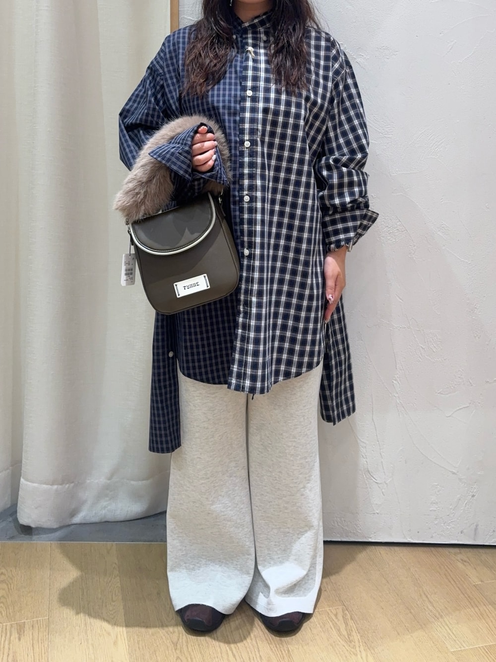 ブルー系のシャツ/ブラウス、グリーン系のショルダーバッグ、グレー系のその他パンツを着用したレディースの秋コーディネートの3枚目の写真