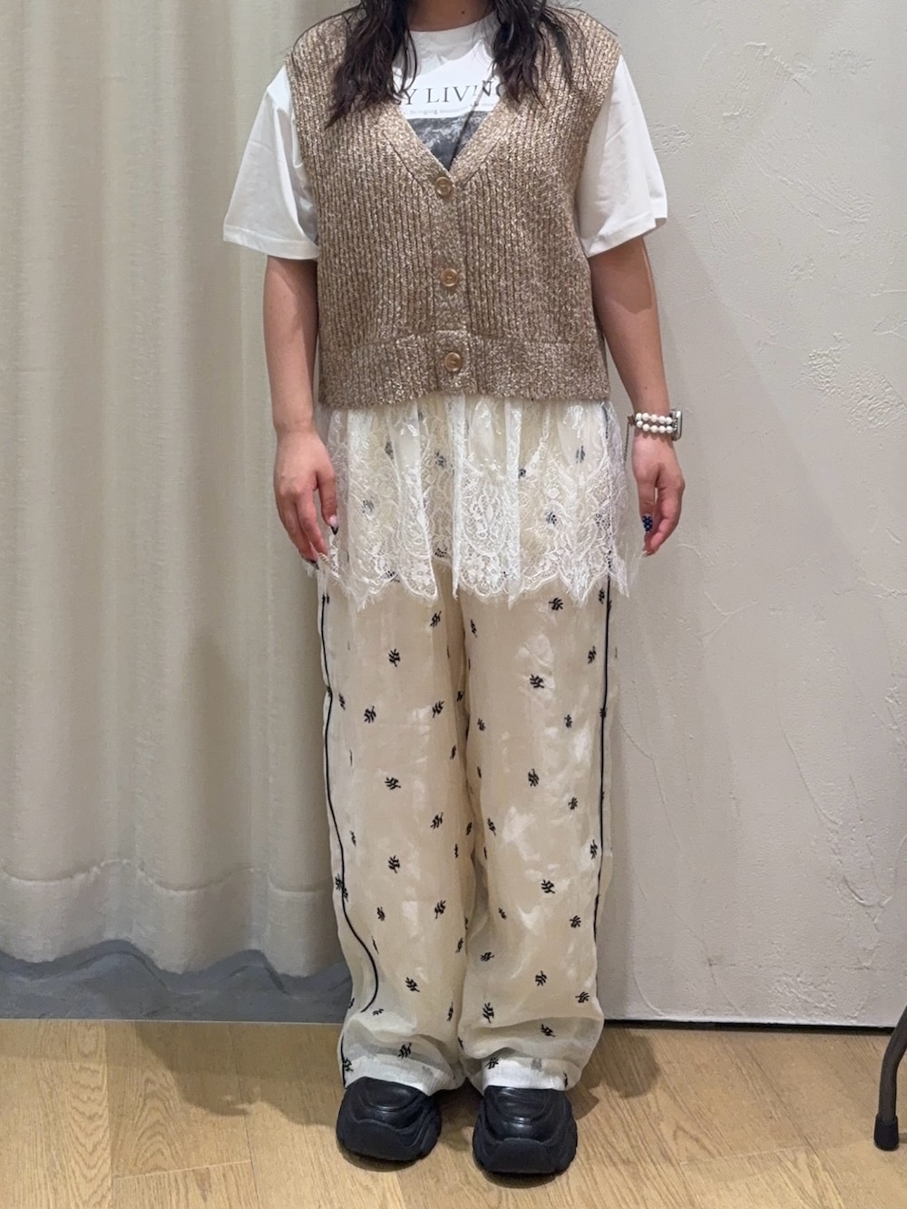 ホワイト系のTシャツ/カットソー、ベージュ系のベスト、ホワイト系のその他パンツを着用したレディースの夏コーディネートの3枚目の写真