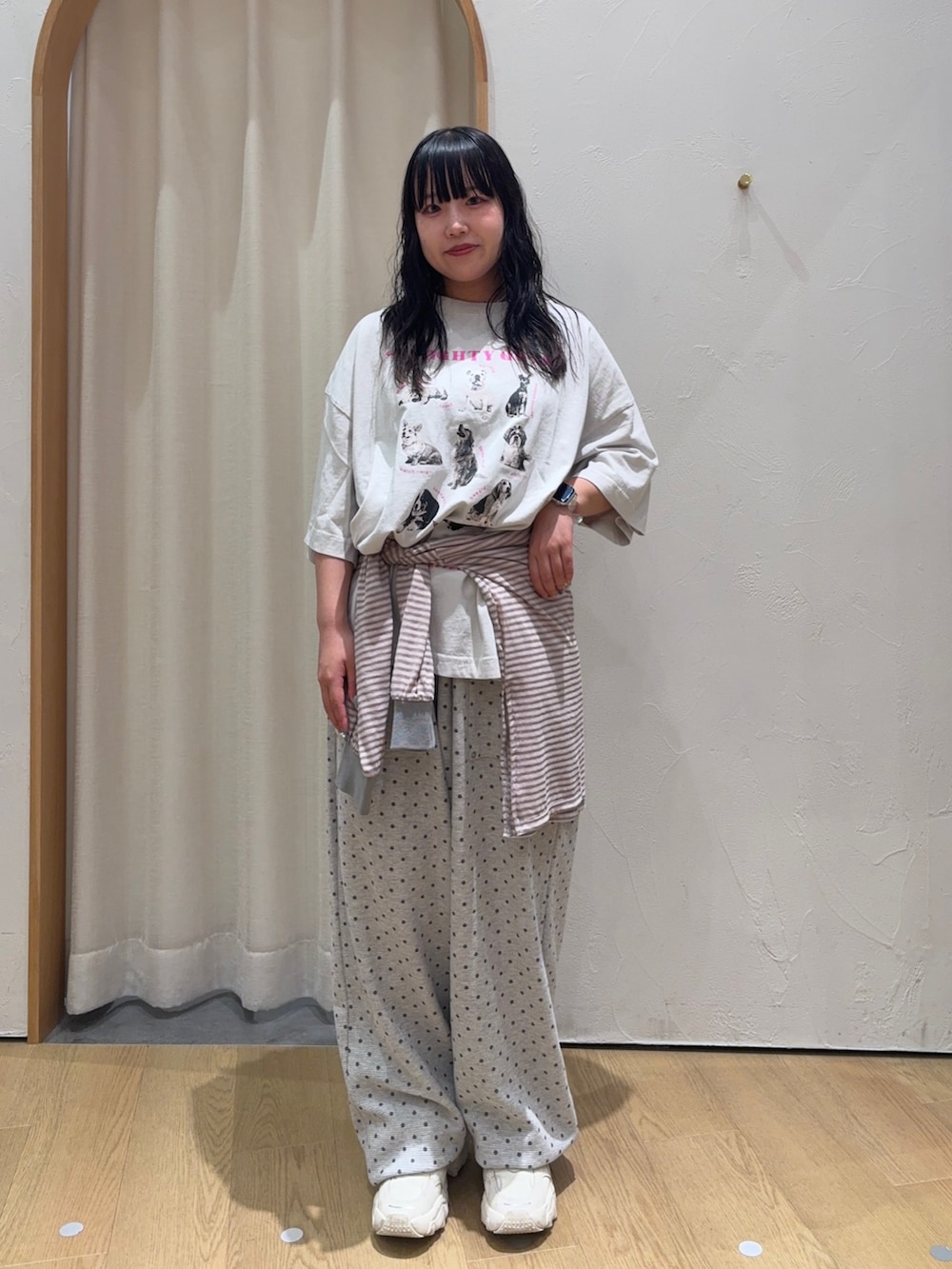 グレー系のスウェットパンツ、ピンク系のTシャツ/カットソー、グレー系のTシャツ/カットソーを着用したレディースの夏コーディネートの2枚目の写真