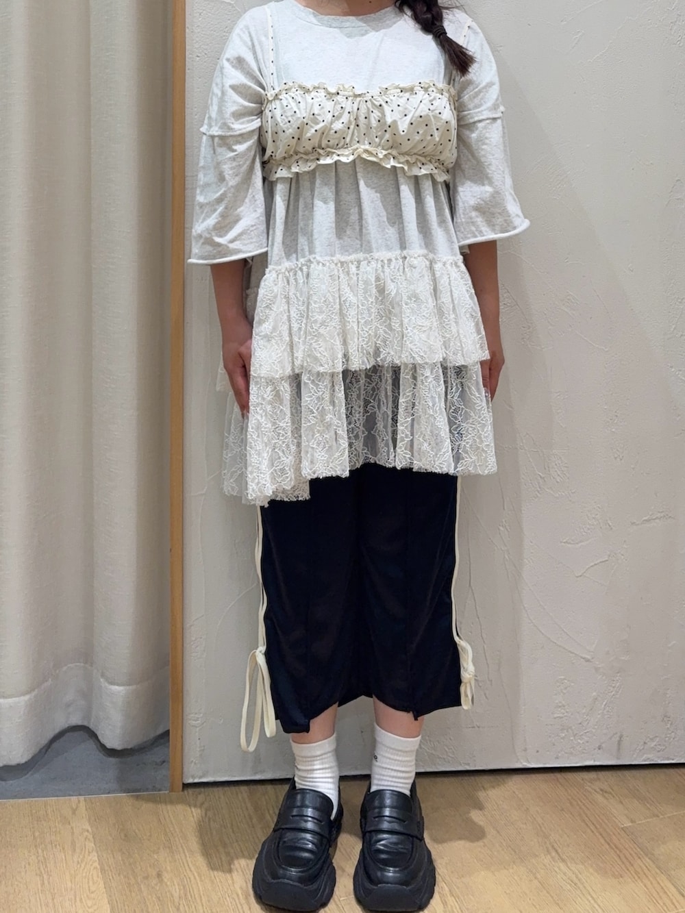 ブルー系のその他パンツ、グレー系のTシャツ/カットソーを着用したレディースの夏コーディネートの2枚目の写真