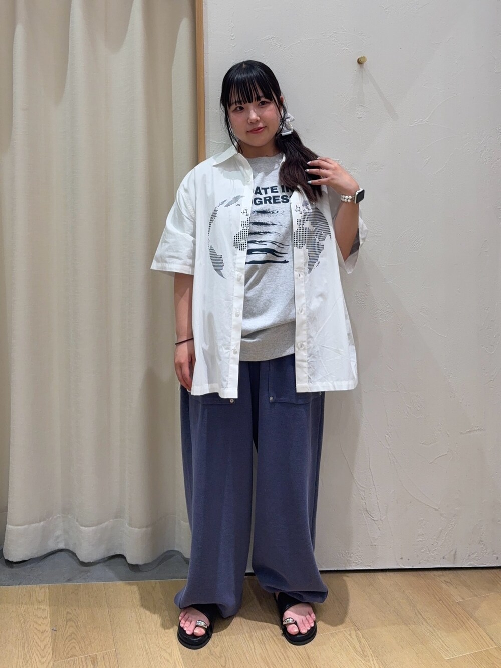 ホワイト系のシャツ/ブラウス、グレー系のTシャツ/カットソー、ブルー系のスウェットパンツを着用したレディースの夏コーディネートの2枚目の写真