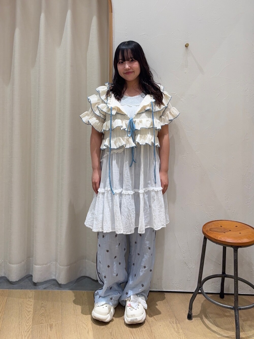 ホワイト系のカーディガン/ボレロ、ブルー系のその他パンツを着用したレディースの夏コーディネートの2枚目の写真
