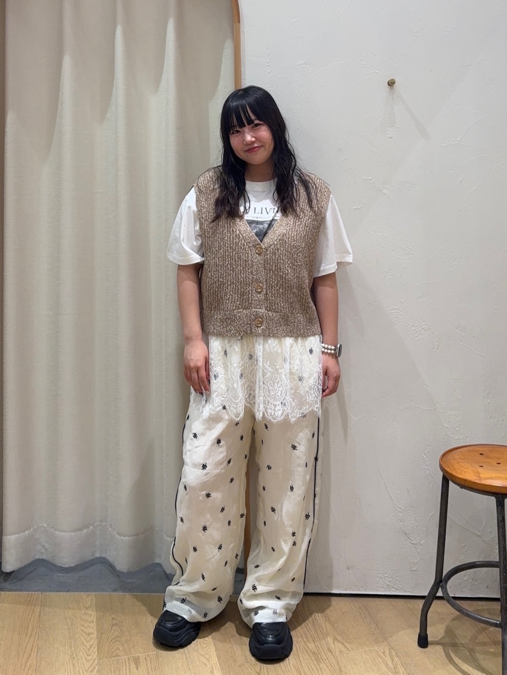 ホワイト系のTシャツ/カットソー、ベージュ系のベスト、ホワイト系のその他パンツを着用したレディースの夏コーディネートの2枚目の写真