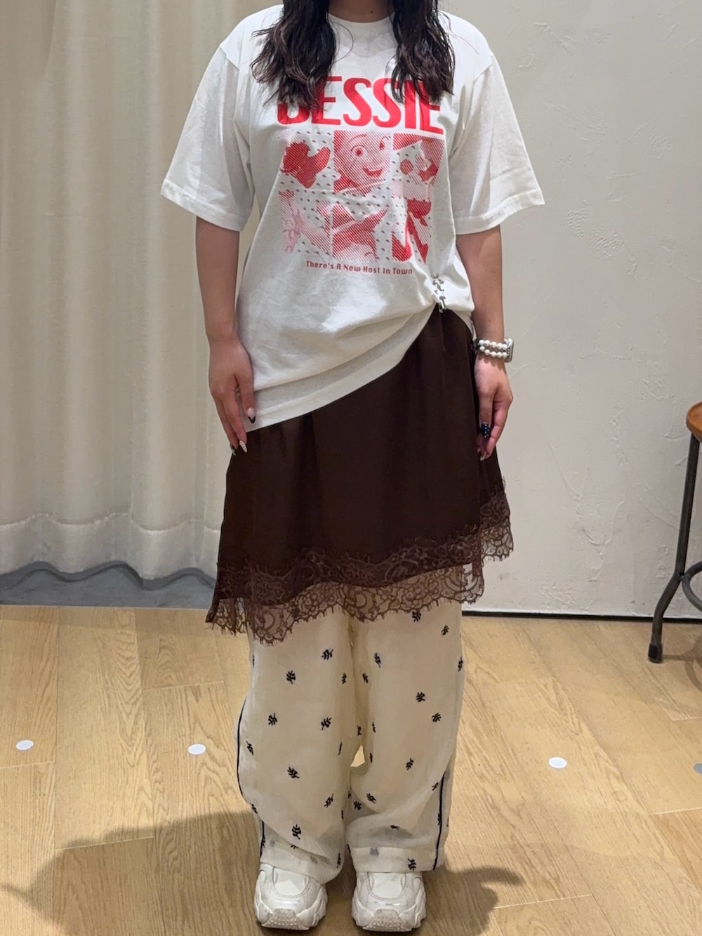 ホワイト系のその他パンツ、ブラウン系のスカート、ホワイト系のTシャツ/カットソーを着用したレディースの夏コーディネートの3枚目の写真