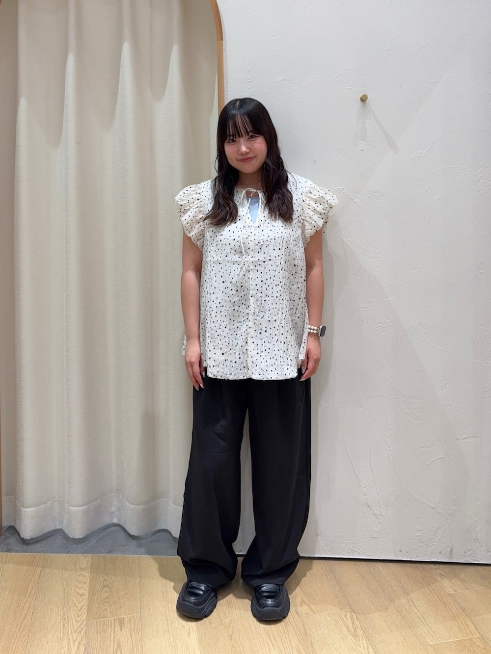 ホワイト系のシャツ/ブラウス、ブラック系のその他パンツ、ブルー系のタンクトップを着用したレディースの夏コーディネートの2枚目の写真
