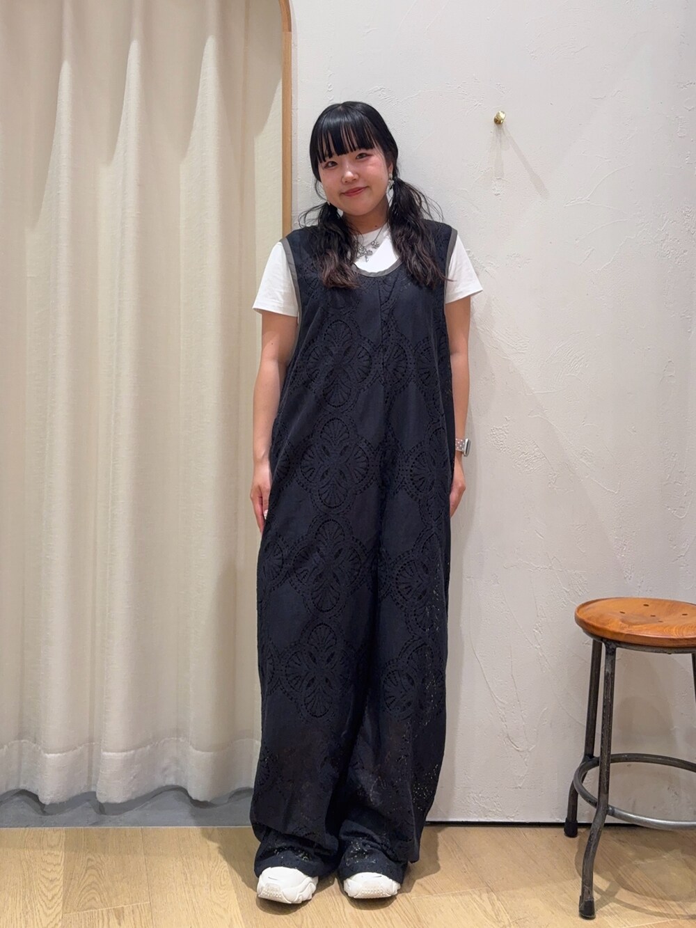 ブラック系のサロペット/オーバーオールを着用したレディースの夏コーディネートの2枚目の写真