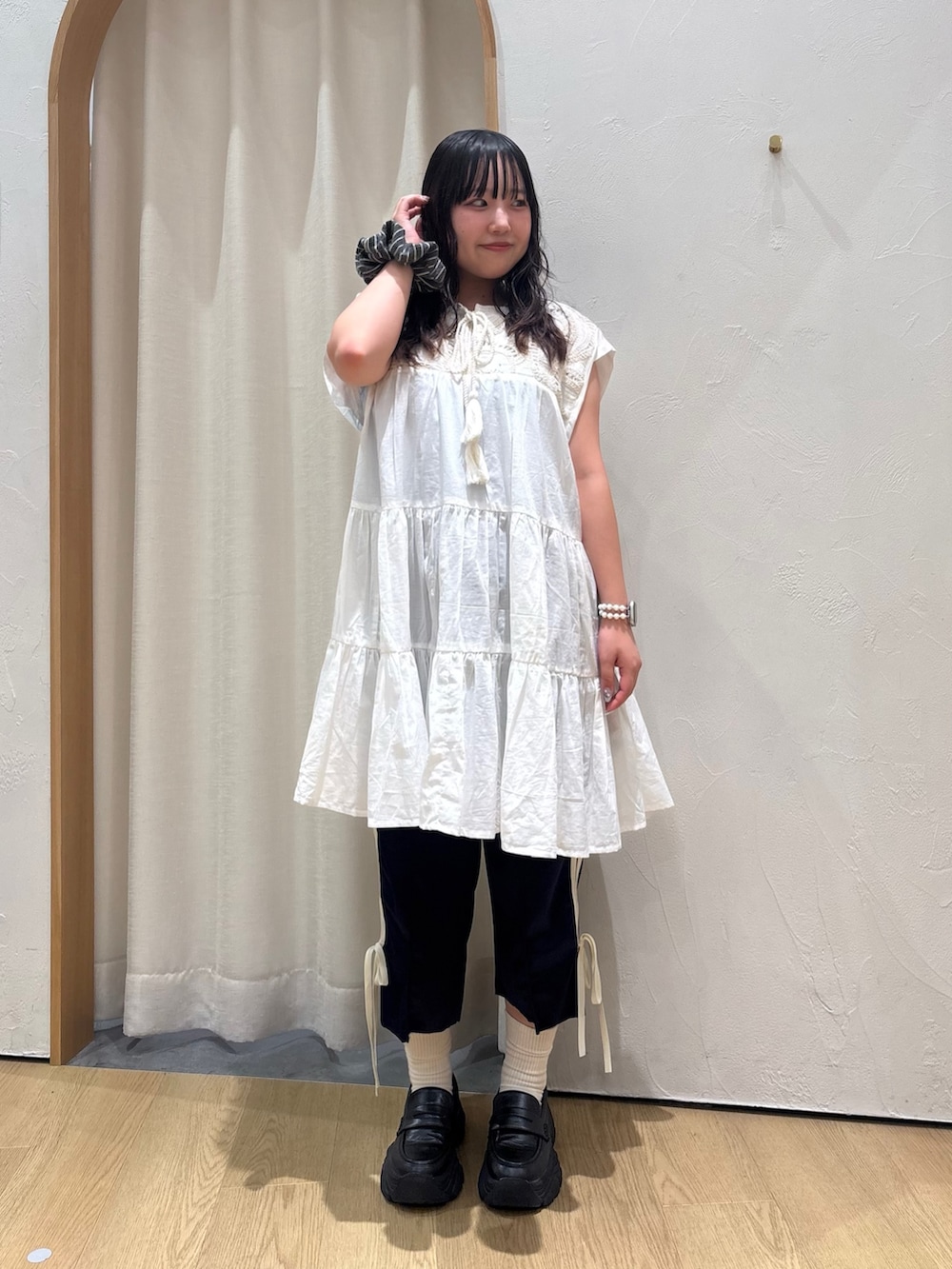 ホワイト系のシャツ/ブラウス、ブルー系のその他パンツを着用したレディースの夏コーディネートの2枚目の写真