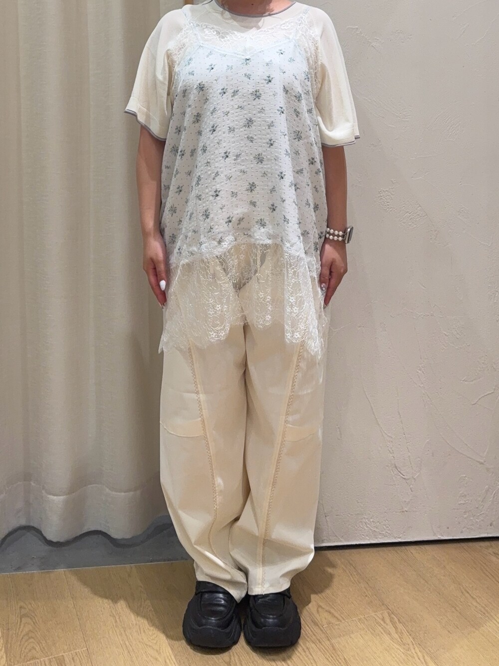 ホワイト系のニット/セーター、ホワイト系のチュニック、ホワイト系のその他パンツを着用したレディースの夏コーディネートの3枚目の写真