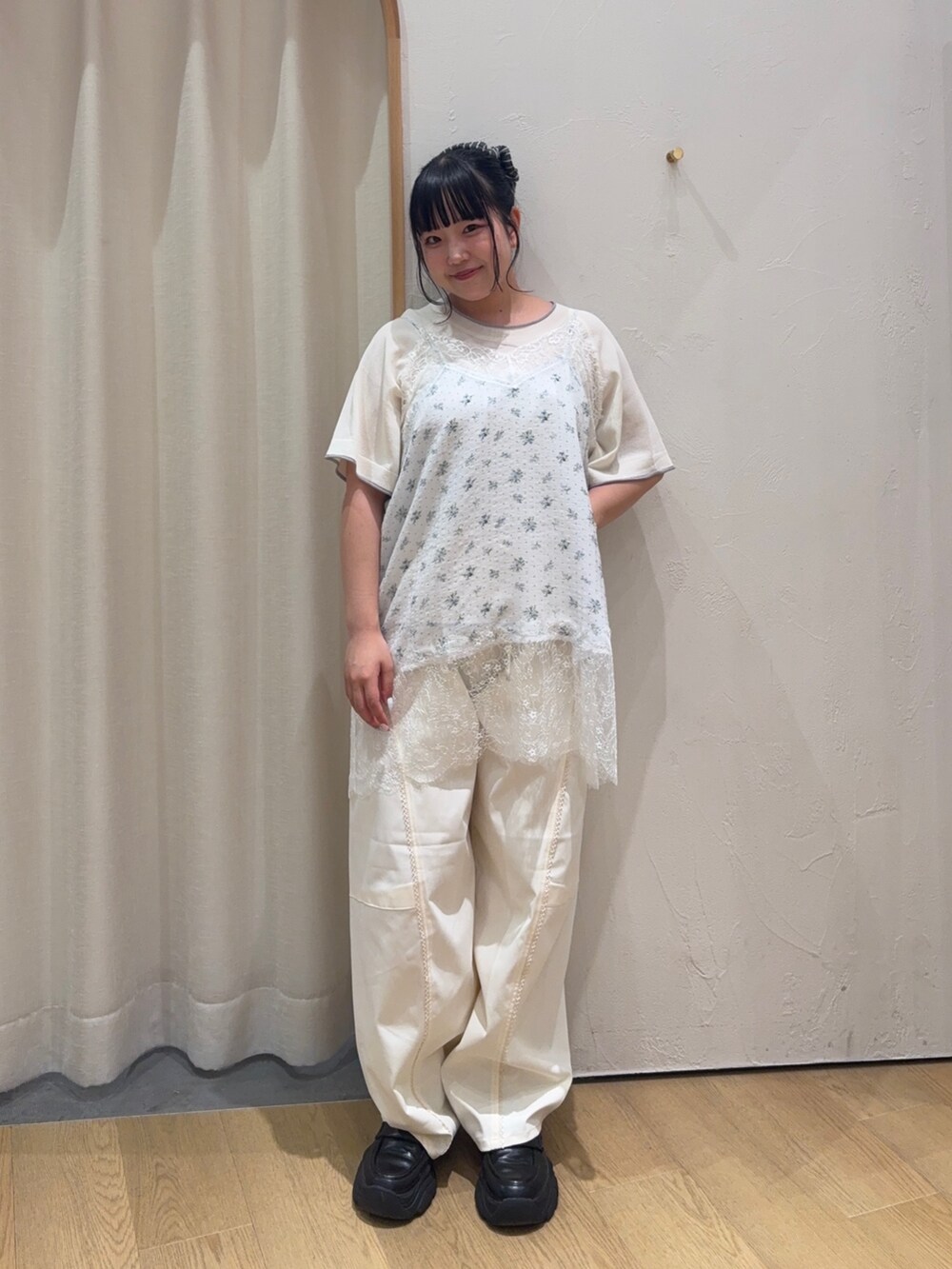 ホワイト系のニット/セーター、ホワイト系のチュニック、ホワイト系のその他パンツを着用したレディースの夏コーディネートの2枚目の写真