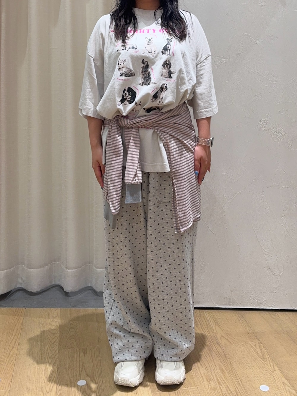 グレー系のスウェットパンツ、ピンク系のTシャツ/カットソー、グレー系のTシャツ/カットソーを着用したレディースの夏コーディネートの3枚目の写真