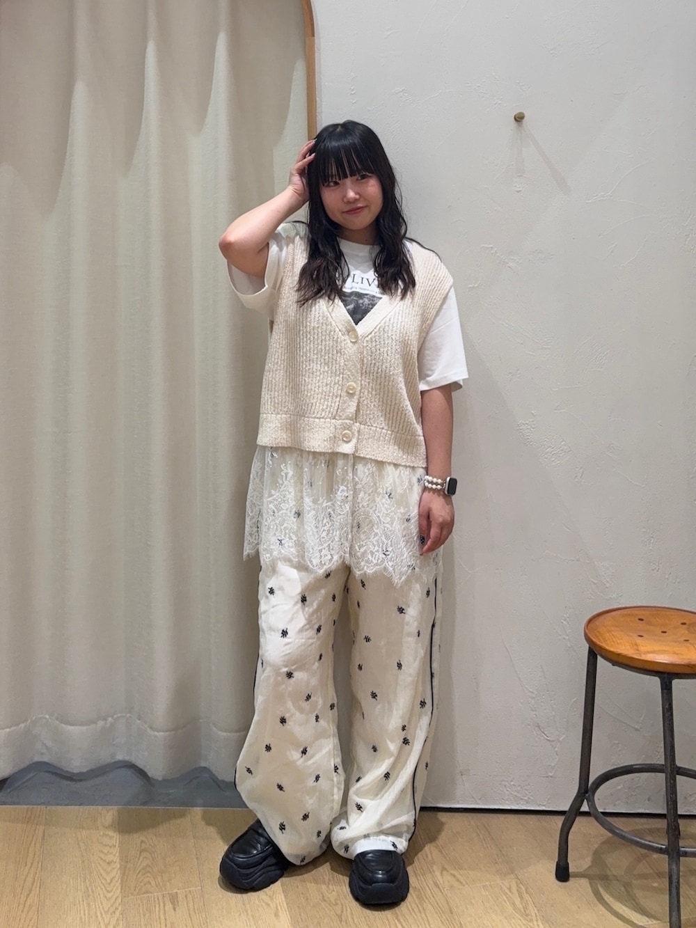 ホワイト系のTシャツ/カットソー、ホワイト系のベスト、ホワイト系のその他パンツを着用したレディースの夏コーディネートの2枚目の写真