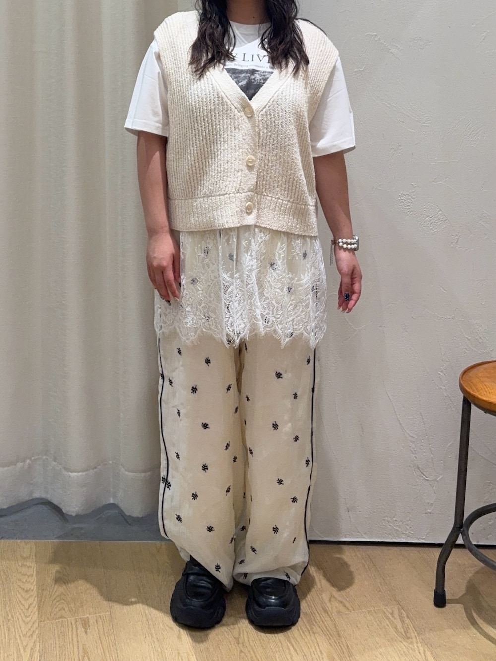 ホワイト系のTシャツ/カットソー、ホワイト系のベスト、ホワイト系のその他パンツを着用したレディースの夏コーディネートの3枚目の写真