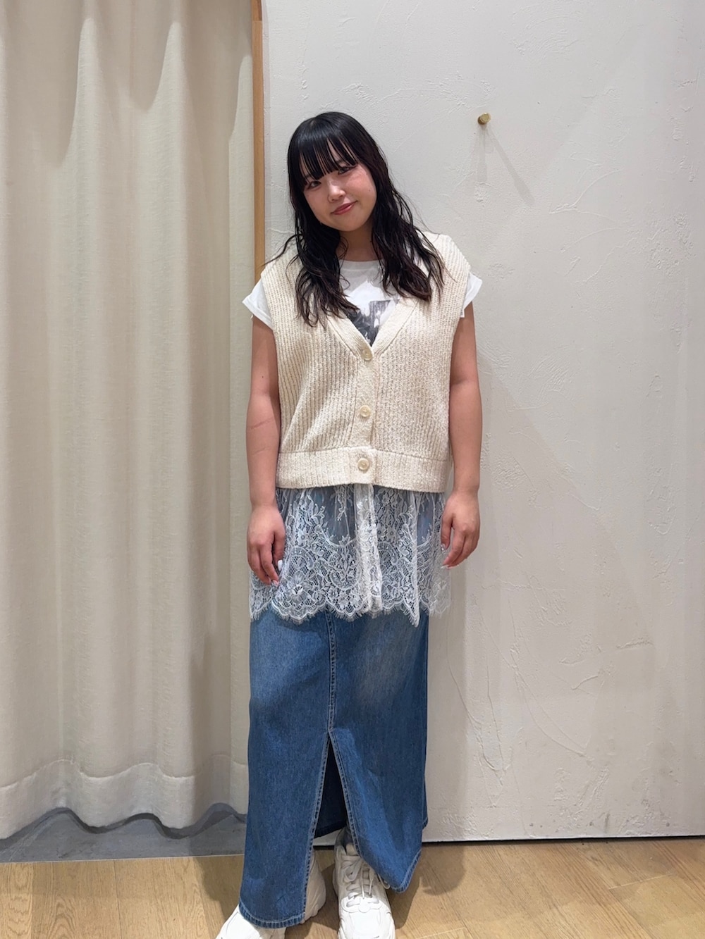 ホワイト系のTシャツ/カットソー、ホワイト系のベスト、ブルー系のスカートを着用したレディースの夏コーディネートの2枚目の写真