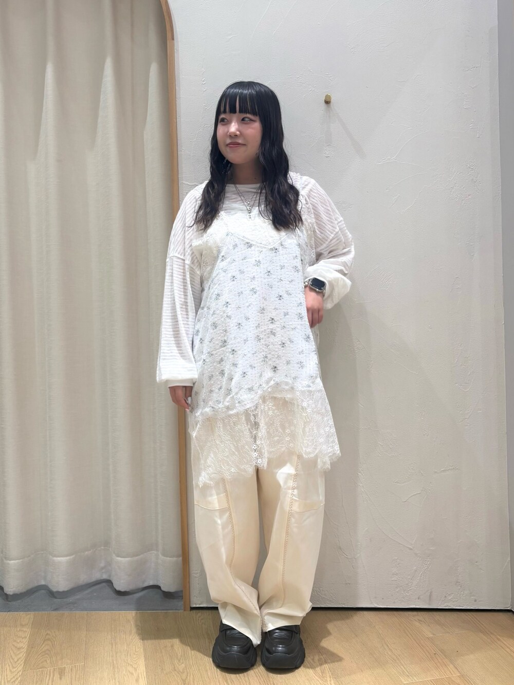 ホワイト系のTシャツ/カットソー、ホワイト系のチュニック、ホワイト系のその他パンツを着用したレディースの夏コーディネートの2枚目の写真