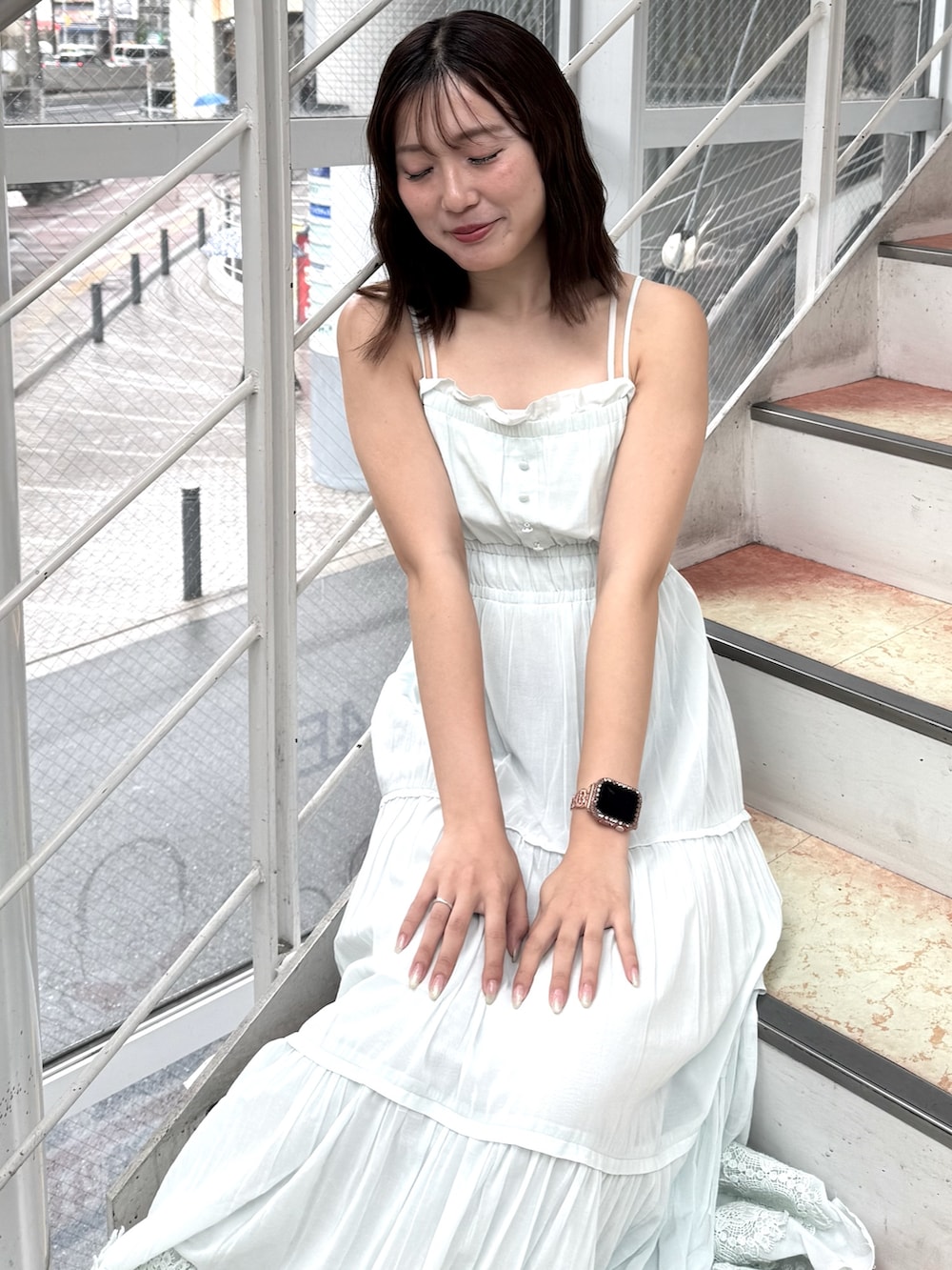 ブルー系のワンピース、ブラウン系のサンダルを着用したレディースの夏コーディネートの5枚目の写真