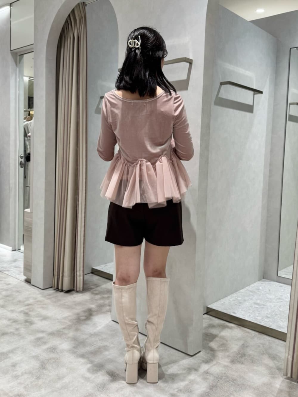 ホワイト系のブーツ、ピンク系のシャツ/ブラウス、ブラウン系のその他パンツを着用したレディースの秋コーディネートの3枚目の写真