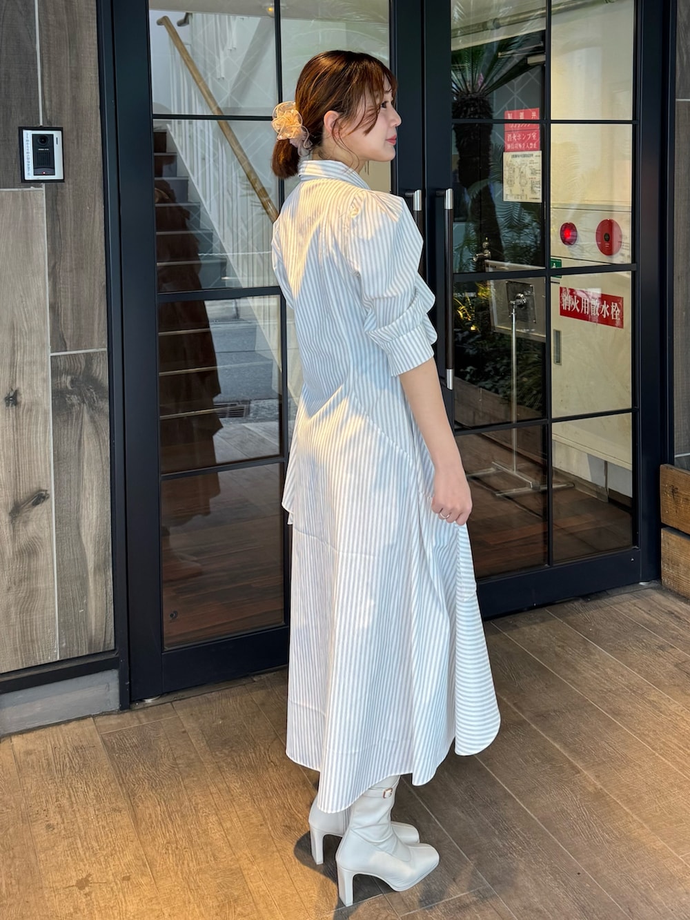 その他のワンピース、ホワイト系のブーツを着用したレディースの春コーディネートの4枚目の写真