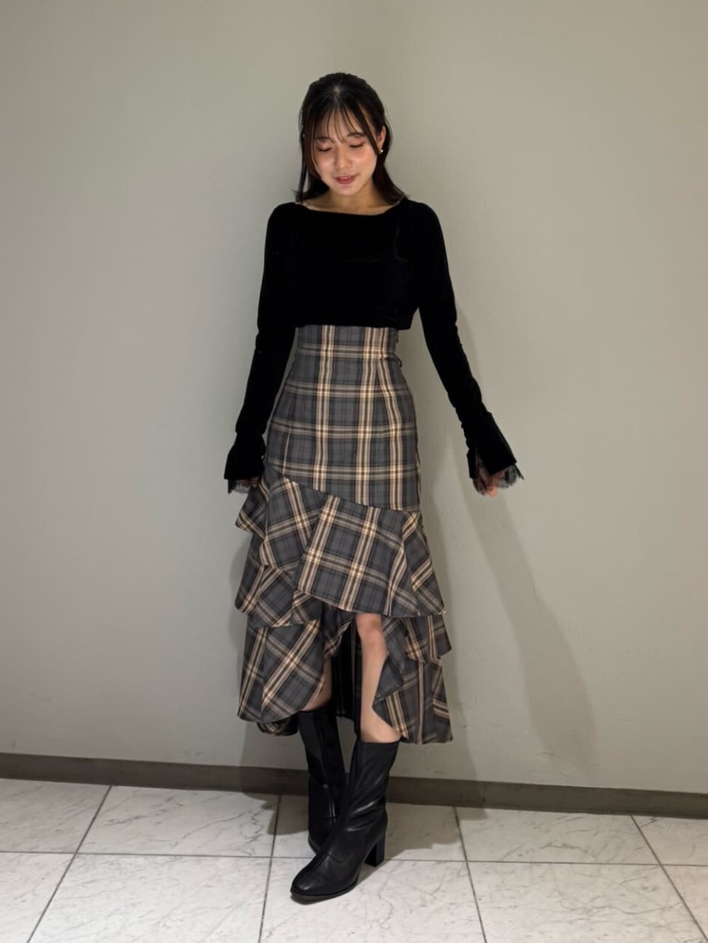 その他のスカート、ブラック系のTシャツ/カットソー、ブラック系のブーツを着用したレディースの秋コーディネートの4枚目の写真