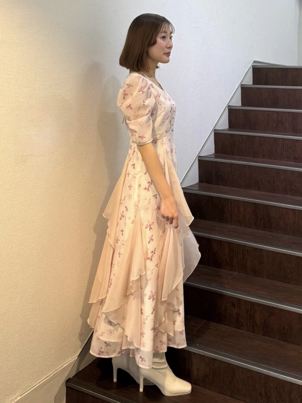 ホワイト系のブーツ、ピンク系のワンピースを着用したレディースの春コーディネートの4枚目の写真